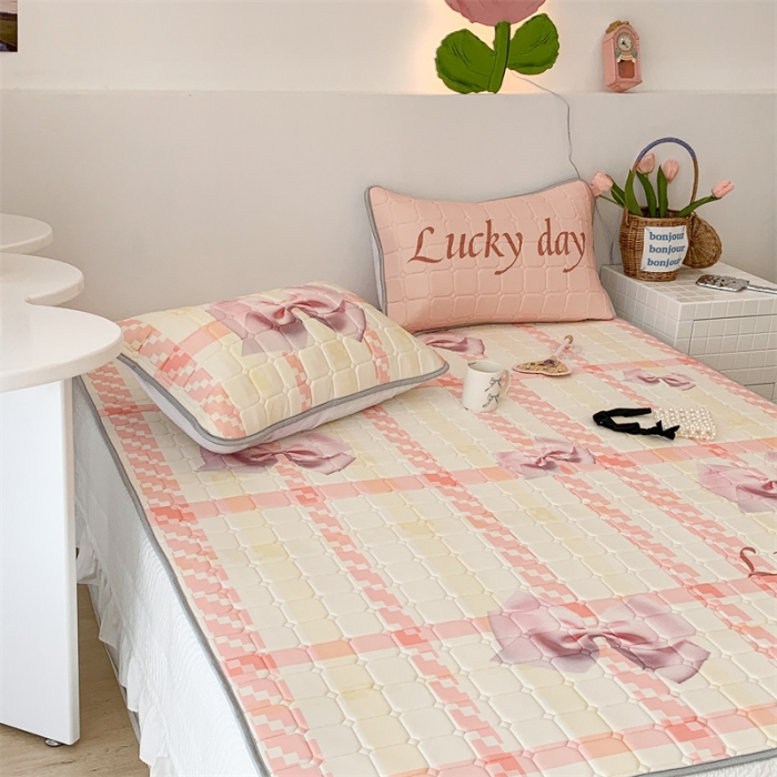 91家纺网 家纺一手货源 找家纺 昔可 2023新款方块绗缝乳胶凉席芭蕾风 幸运蝴蝶结