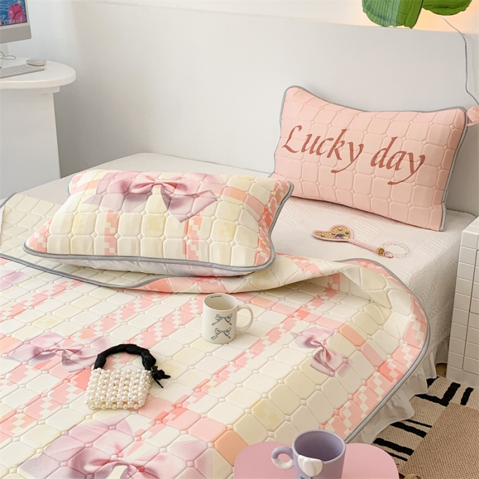 91家纺网 家纺一手货源 找家纺 昔可 2023新款方块绗缝乳胶凉席芭蕾风 幸运蝴蝶结