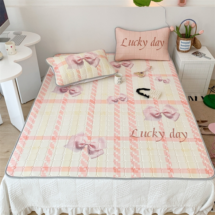 91家纺网 家纺一手货源 找家纺 昔可 2023新款方块绗缝乳胶凉席芭蕾风 幸运蝴蝶结