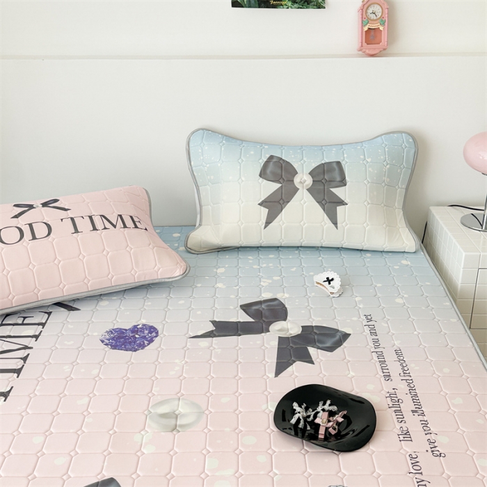 91家纺网 家纺一手货源 找家纺 昔可 2023新款方块绗缝乳胶凉席芭蕾风 钻石珍珠黑蝴蝶结