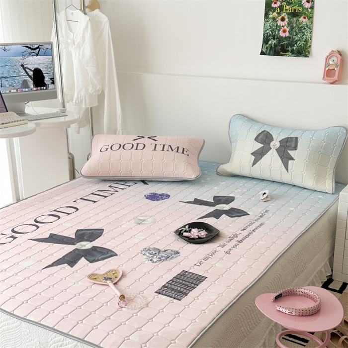 91家纺网 家纺一手货源 找家纺 昔可 2023新款方块绗缝乳胶凉席芭蕾风 钻石珍珠黑蝴蝶结