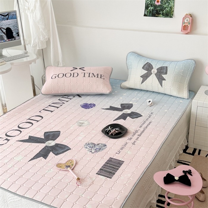 91家纺网 家纺一手货源 找家纺 昔可 2023新款方块绗缝乳胶凉席芭蕾风 钻石珍珠黑蝴蝶结