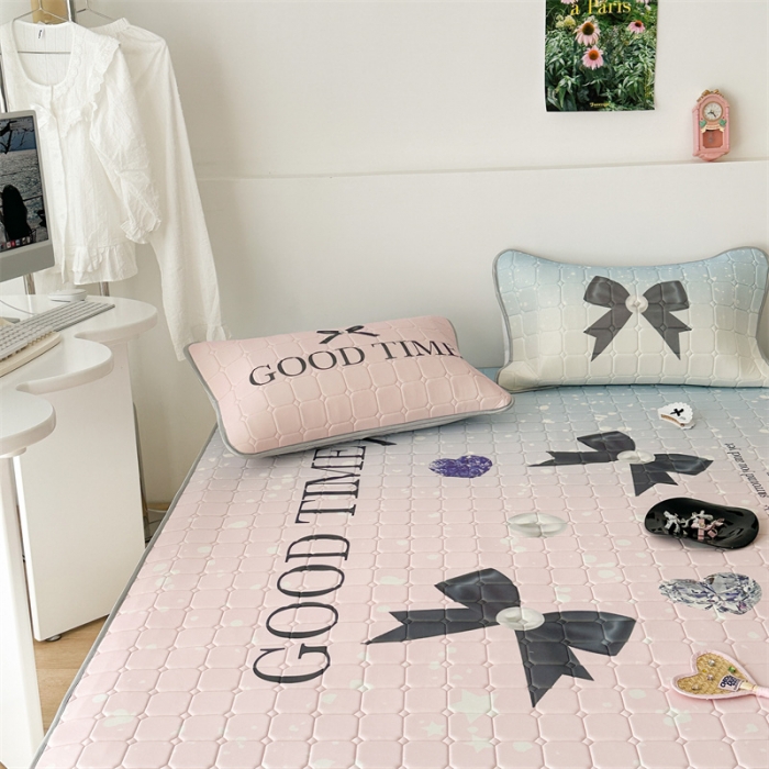 91家纺网 家纺一手货源 找家纺 昔可 2023新款方块绗缝乳胶凉席芭蕾风 钻石珍珠黑蝴蝶结