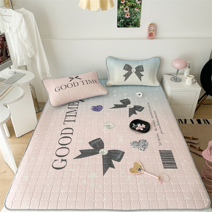 91家纺网 家纺一手货源 找家纺 昔可 2023新款方块绗缝乳胶凉席芭蕾风 钻石珍珠黑蝴蝶结