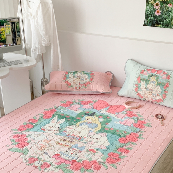 91家纺网 家纺一手货源 找家纺 昔可 2023新款方块绗缝乳胶凉席复古风 复古爱丽丝下午茶