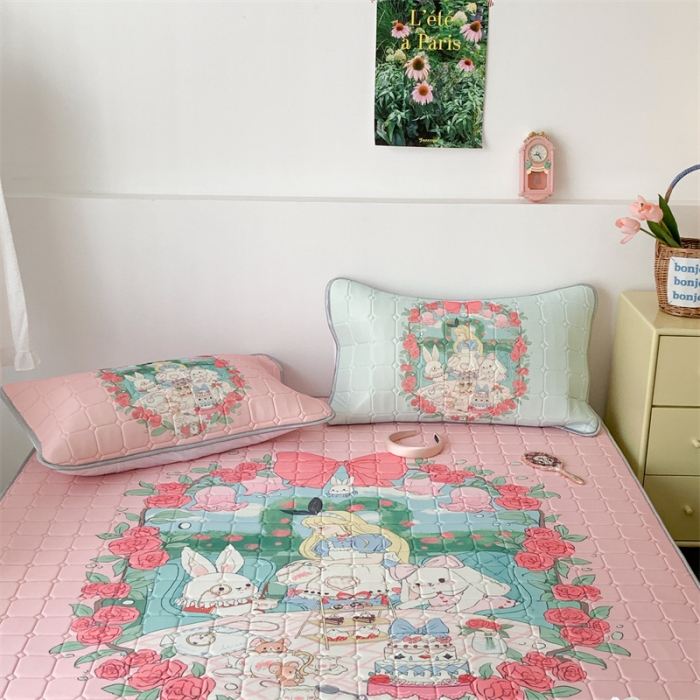 91家纺网 家纺一手货源 找家纺 昔可 2023新款方块绗缝乳胶凉席复古风 复古爱丽丝下午茶