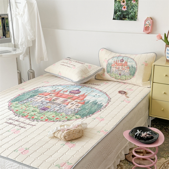 91家纺网 家纺一手货源 找家纺 昔可 2023新款方块绗缝乳胶凉席复古风 童话城堡