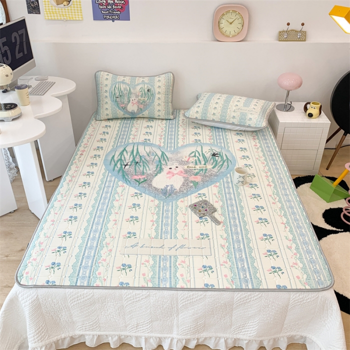 91家纺网 家纺一手货源 找家纺 昔可 2023新款方块绗缝乳胶凉席花花系列 爱心花花猫