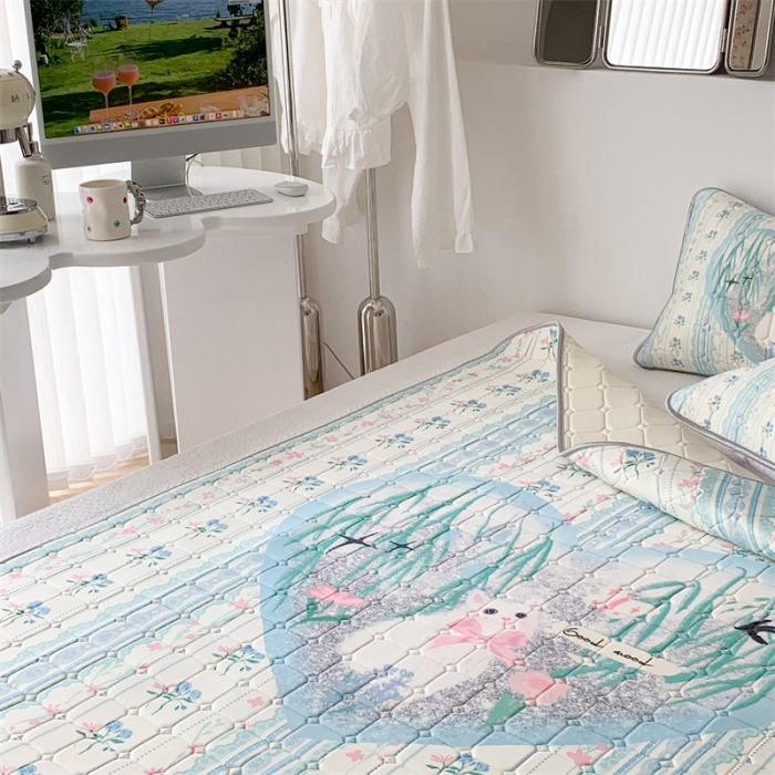 91家纺网 家纺一手货源 找家纺 昔可 2023新款方块绗缝乳胶凉席花花系列 爱心花花猫