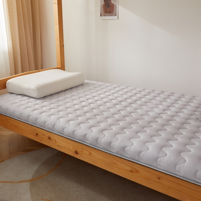 91家纺网 家纺一手货源 找家纺 祁恋婷 2023新款牛奶丝大豆纤维刺绣-学生床垫【床垫遮盖物】 绅士灰