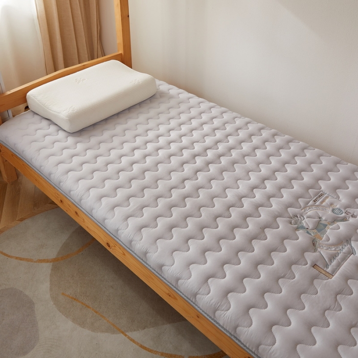 91家纺网 家纺一手货源 找家纺 祁恋婷 2023新款牛奶丝大豆纤维刺绣-学生床垫【床垫遮盖物】 绅士灰