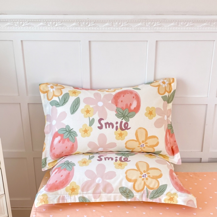 91家纺网 家纺一手货源 找家纺 帛织澜家纺 2025新款12868全棉喷气印花枕套 草莓物语