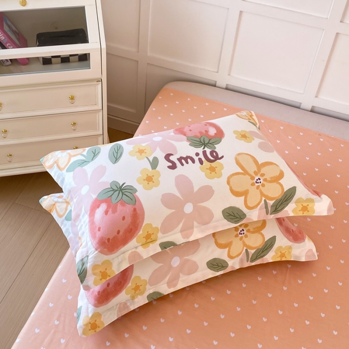 91家纺网 家纺一手货源 找家纺 帛织澜家纺 2025新款12868全棉喷气印花枕套 草莓物语