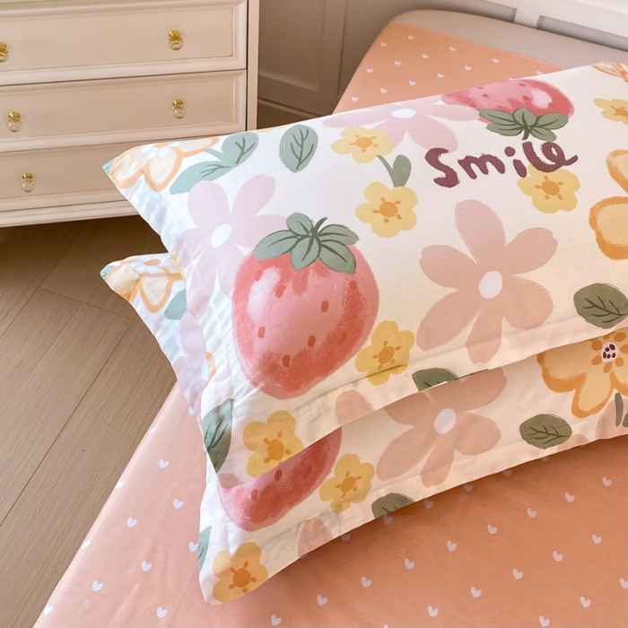 91家纺网 家纺一手货源 找家纺 帛织澜家纺 2025新款12868全棉喷气印花枕套 草莓物语