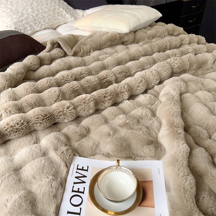 91家纺网 家纺一手货源 找家纺 凯轩毛毛毯毯子 2024新款仿皮草摩登艺术毛毯毯子 驼色