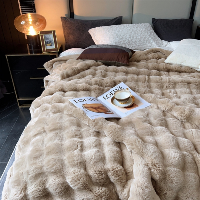 91家纺网 家纺一手货源 找家纺 凯轩毛毛毯毯子 2024新款仿皮草摩登艺术毛毯毯子 驼色