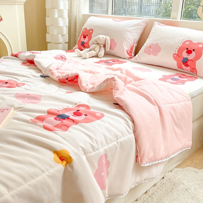 91家纺网 家纺一手货源 找家纺 慕尚  2025新款满天星凉席夏被组合四件套 草莓熊