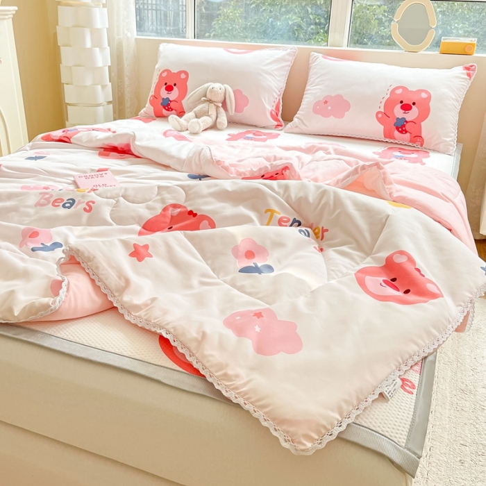 91家纺网 家纺一手货源 找家纺 慕尚  2025新款满天星凉席夏被组合四件套 草莓熊