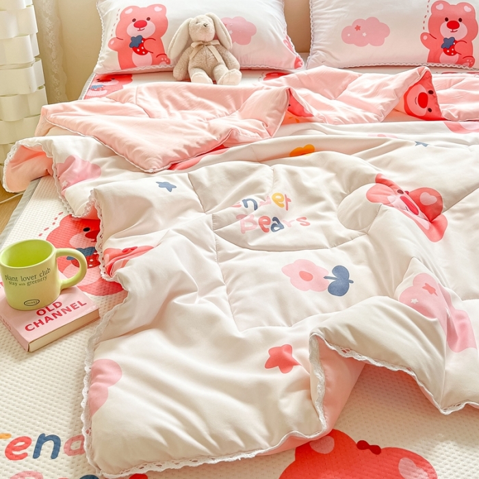 91家纺网 家纺一手货源 找家纺 慕尚  2025新款满天星凉席夏被组合四件套 草莓熊