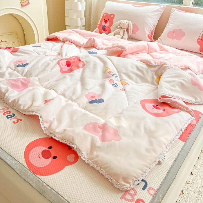 91家纺网 家纺一手货源 找家纺 慕尚  2025新款满天星凉席夏被组合四件套 草莓熊