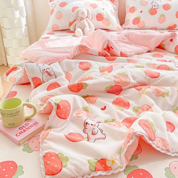 91家纺网 家纺一手货源 找家纺 慕尚  2025新款满天星凉席夏被组合四件套 小草莓兔