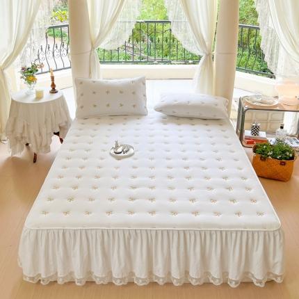 91家纺网 家纺一手货源 找家纺 （总）尊康家纺（原磊科） 2032新款蝴蝶系列亲肤奶昔白夹棉花边款床笠