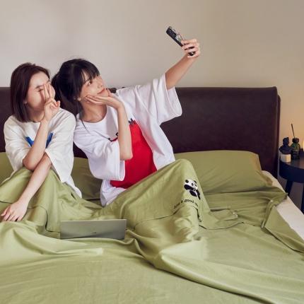 91家纺网 家纺一手货源 找家纺 （总）风向标 2023新款萌宠出行隔脏睡袋（外景场景图）