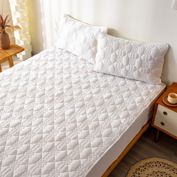 91家纺网 家纺一手货源 找家纺 露梦 2025新款A类原棉大豆夹棉绗缝床笠 四叶草-本白