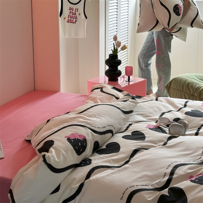 91家纺网 家纺一手货源 找家纺 昔可 2023新款夏日多巴胺全棉四件套 黑爱心草莓