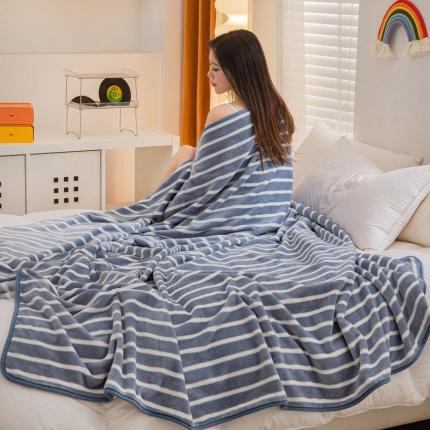 91家纺网 家纺一手货源 找家纺 卡琪曼 2023新款纯色加厚牛奶绒法兰绒毛毯子办公室午睡盖毯 蓝条