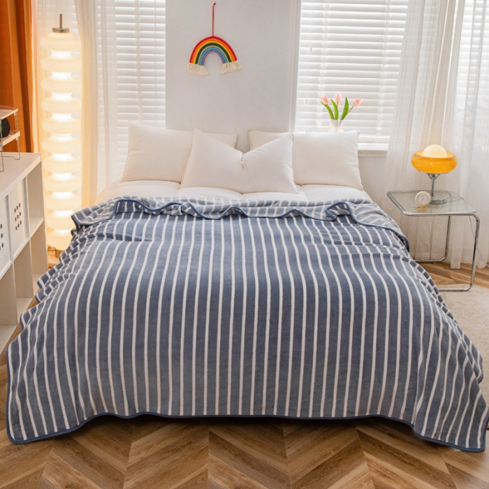 91家纺网 家纺一手货源 找家纺 卡琪曼 2023新款纯色加厚牛奶绒法兰绒毛毯子办公室午睡盖毯 蓝条