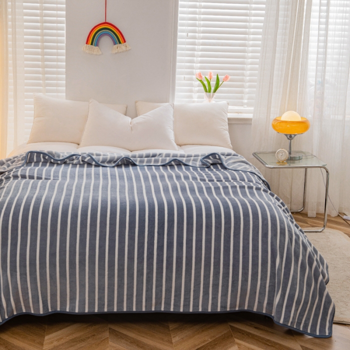 91家纺网 家纺一手货源 找家纺 卡琪曼 2023新款纯色加厚牛奶绒法兰绒毛毯子办公室午睡盖毯 蓝条