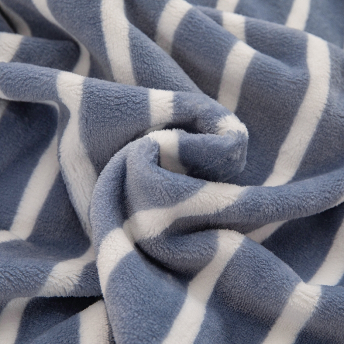 91家纺网 家纺一手货源 找家纺 卡琪曼 2023新款纯色加厚牛奶绒法兰绒毛毯子办公室午睡盖毯 蓝条