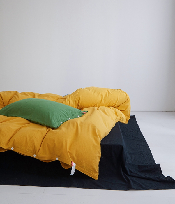 91家纺网 家纺一手货源 找家纺 安莱生活 水洗棉全棉色经色纬高支高密纽扣款工艺混搭拼色四件套（系列一） 姜黄+炭黑（军绿深蓝）