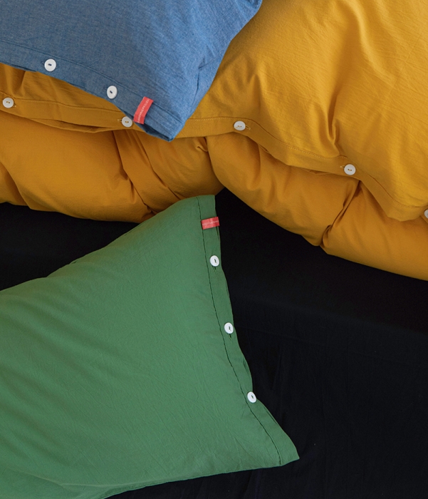 91家纺网 家纺一手货源 找家纺 安莱生活 水洗棉全棉色经色纬高支高密纽扣款工艺混搭拼色四件套（系列一） 姜黄+炭黑（军绿深蓝）