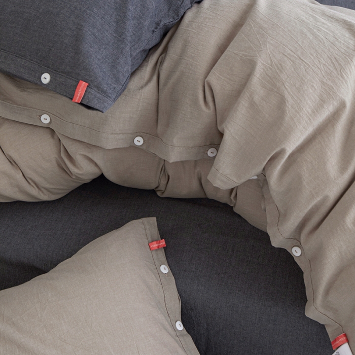 91家纺网 家纺一手货源 找家纺 水洗棉全棉纽扣款工艺混搭拼色四件套（系列一） 卡其+深灰（卡其深灰）