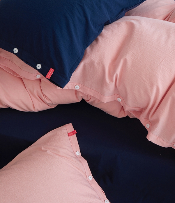 91家纺网 家纺一手货源 找家纺 水洗棉全棉纽扣款工艺混搭拼色四件套（系列一） 嫩粉+藏青（嫩粉藏青）