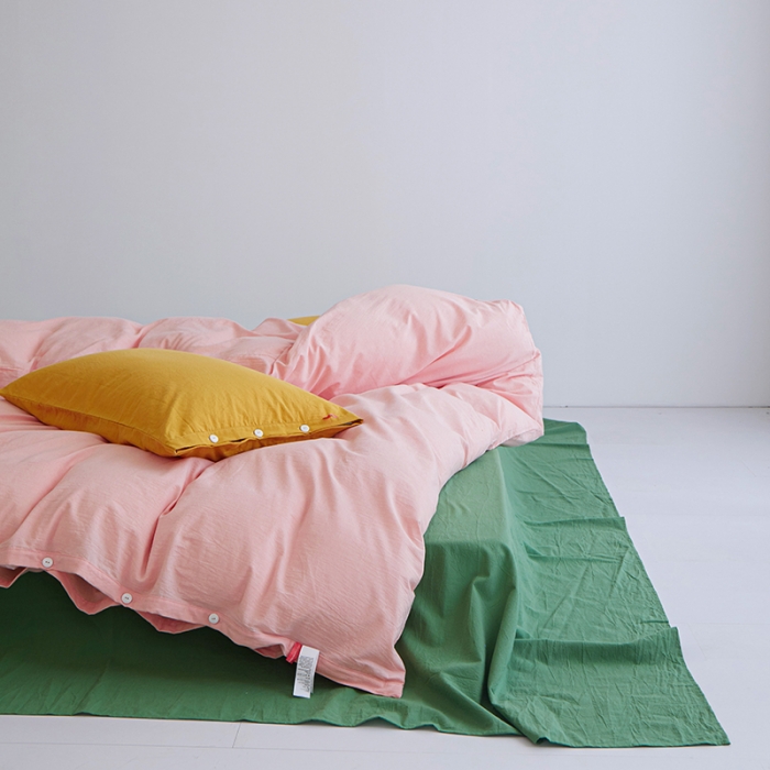 91家纺网 家纺一手货源 找家纺 水洗棉全棉纽扣款工艺混搭拼色四件套（系列一） 嫩粉+军绿（姜黄姜黄）