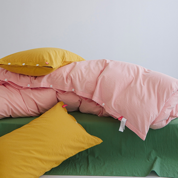 91家纺网 家纺一手货源 找家纺 水洗棉全棉纽扣款工艺混搭拼色四件套（系列一） 嫩粉+军绿（姜黄姜黄）
