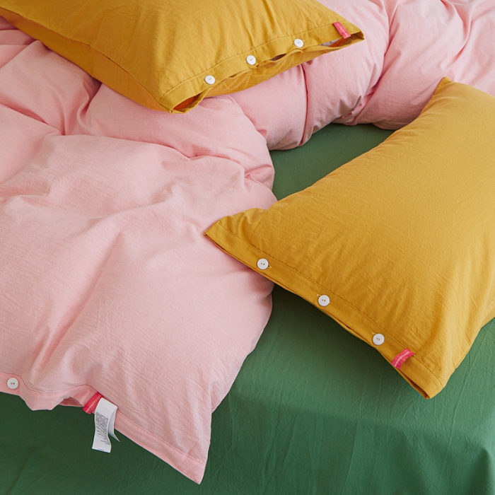 91家纺网 家纺一手货源 找家纺 水洗棉全棉纽扣款工艺混搭拼色四件套（系列一） 嫩粉+军绿（姜黄姜黄）