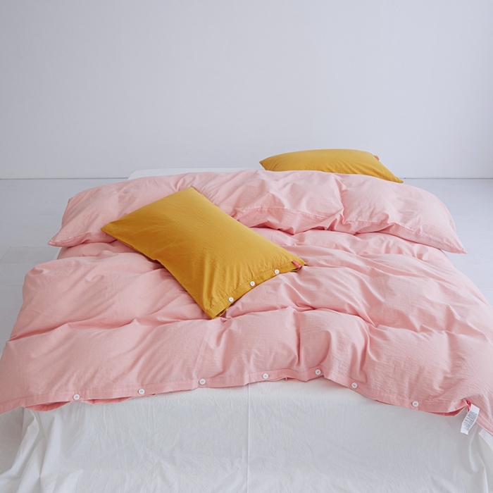 91家纺网 家纺一手货源 找家纺 水洗棉全棉纽扣款工艺混搭拼色四件套（系列一） 嫩粉+盐白（姜黄姜黄）