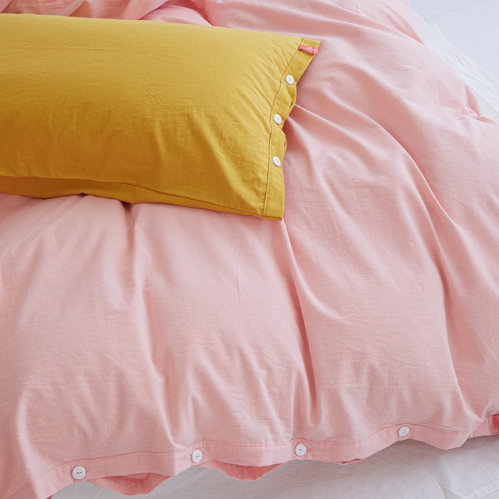 91家纺网 家纺一手货源 找家纺 水洗棉全棉纽扣款工艺混搭拼色四件套（系列一） 嫩粉+盐白（姜黄姜黄）