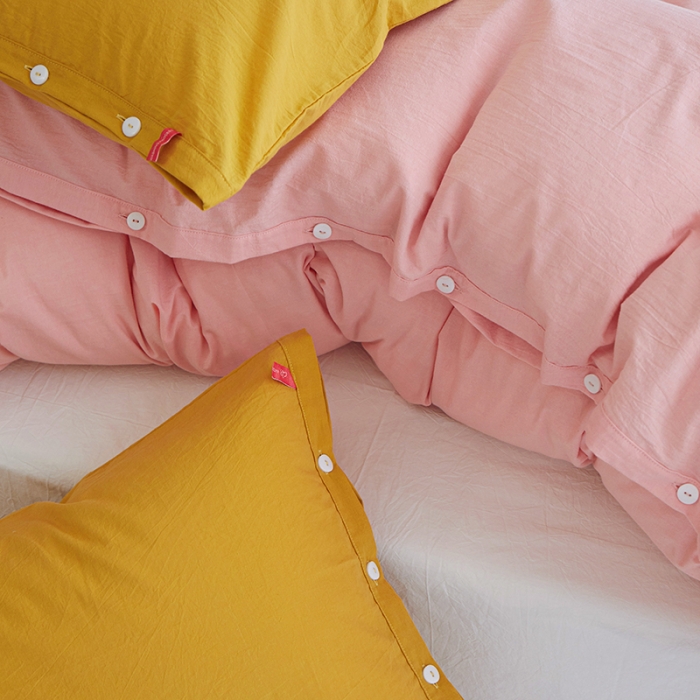 91家纺网 家纺一手货源 找家纺 水洗棉全棉纽扣款工艺混搭拼色四件套（系列一） 嫩粉+盐白（姜黄姜黄）