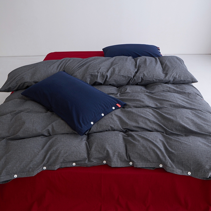 91家纺网 家纺一手货源 找家纺 安莱生活 水洗棉全棉色经色纬高支高密纽扣款工艺混搭拼色四件套（系列一） 深灰+大红（藏青藏青）