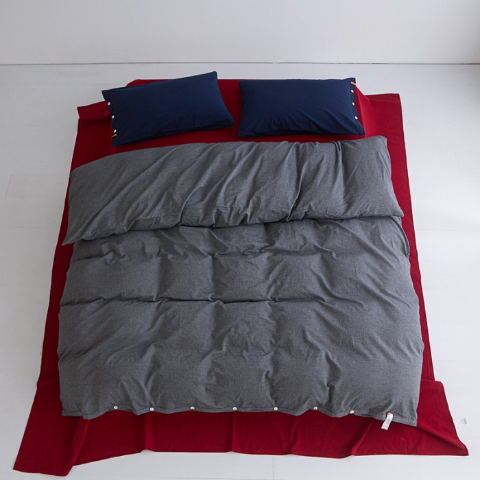 91家纺网 家纺一手货源 找家纺 安莱生活 水洗棉全棉色经色纬高支高密纽扣款工艺混搭拼色四件套（系列一） 深灰+大红（藏青藏青）