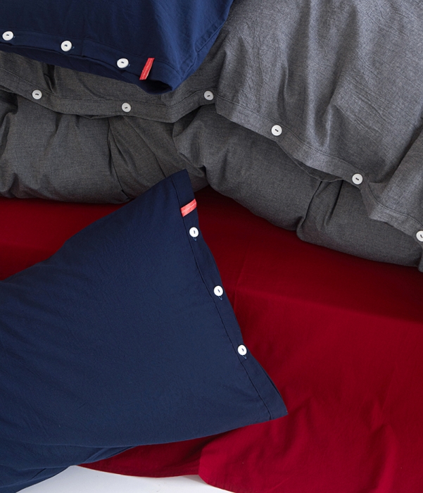 91家纺网 家纺一手货源 找家纺 安莱生活 水洗棉全棉色经色纬高支高密纽扣款工艺混搭拼色四件套（系列一） 深灰+大红（藏青藏青）