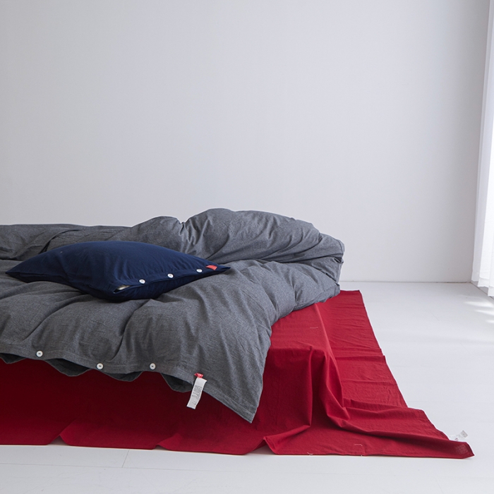 91家纺网 家纺一手货源 找家纺 安莱生活 水洗棉全棉色经色纬高支高密纽扣款工艺混搭拼色四件套（系列一） 深灰+大红（藏青藏青）