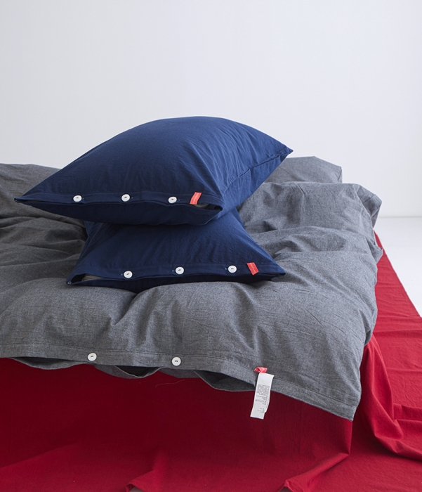 91家纺网 家纺一手货源 找家纺 安莱生活 水洗棉全棉色经色纬高支高密纽扣款工艺混搭拼色四件套（系列一） 深灰+大红（藏青藏青）