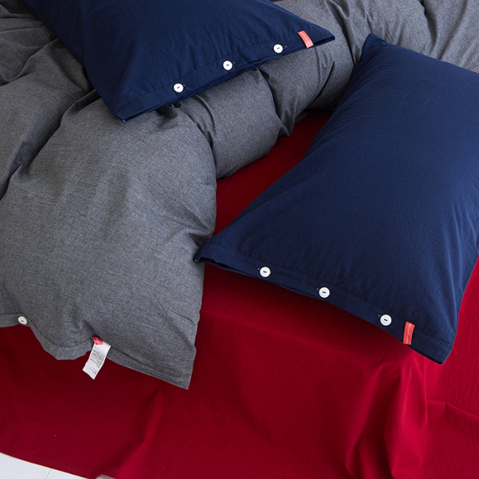 91家纺网 家纺一手货源 找家纺 安莱生活 水洗棉全棉色经色纬高支高密纽扣款工艺混搭拼色四件套（系列一） 深灰+大红（藏青藏青）