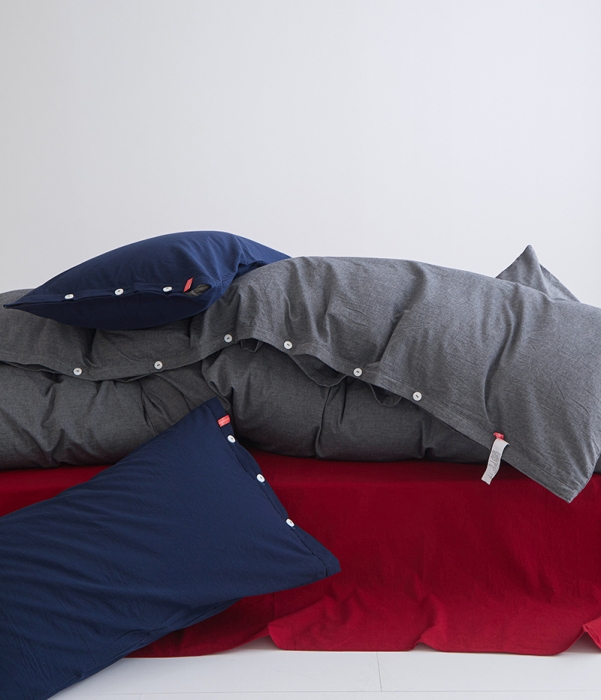 91家纺网 家纺一手货源 找家纺 安莱生活 水洗棉全棉色经色纬高支高密纽扣款工艺混搭拼色四件套（系列一） 深灰+大红（藏青藏青）